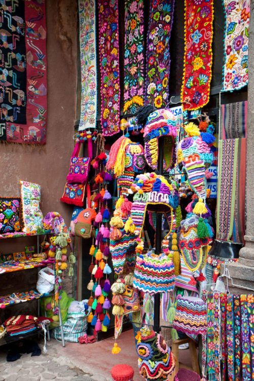 Shopping at the Market in Pisac – Earth Trekkers