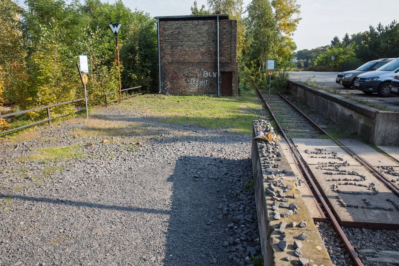 Memorial 17 Platform