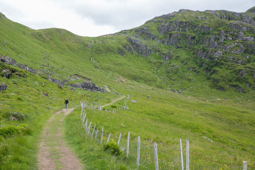 How To Hike Ryten And Enjoy The View Over Kvalvika Beach – Earth Trekkers