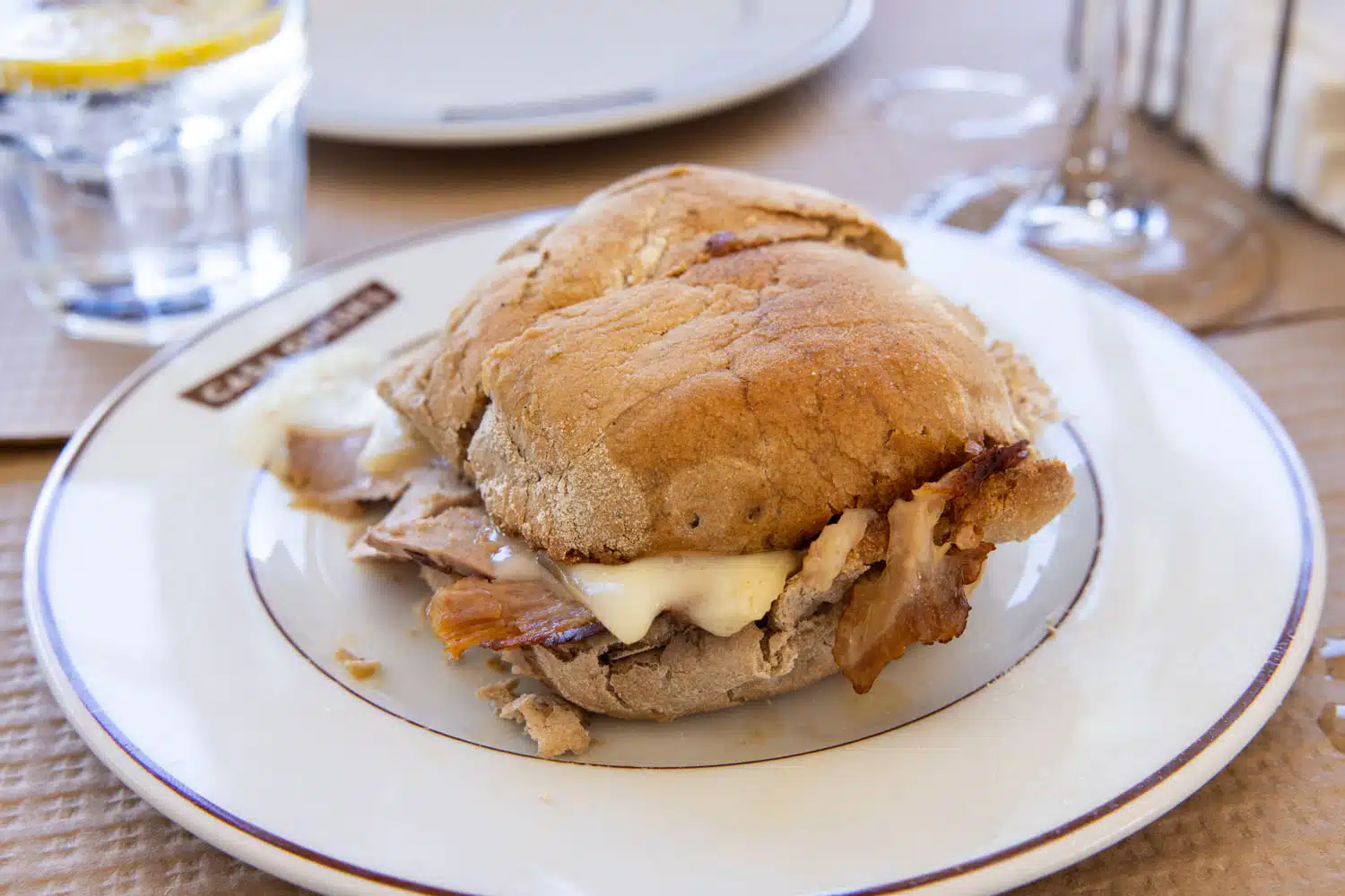 Sandes de Pernil com Queijo da Serra