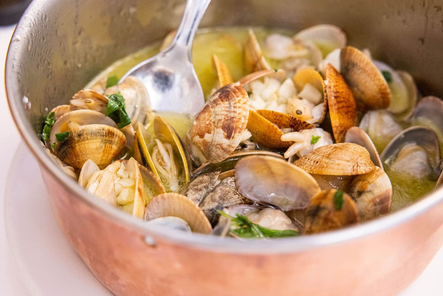 Clams with Garlic Sauce | Where to eat in Lisbon